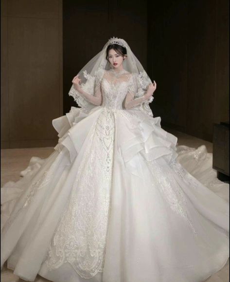 Wadding Girls Look, Princess Wedding Veil With Crown, Ballgown Princess Wedding Dress, Douyin Wedding Dress, Wedding Dresses Japanese, Wedding Gown Princess Fairytale, Japanese Wedding Dresses, Wedding Dress Princess Ballgown, Princess Wedding Dresses Ball Gown Fairytale