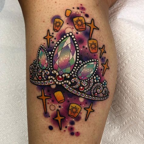 Roberto Euán on Instagram: “💕🐸 Rapunzel’s crown from Tangled. Thank you, Ariana. #tangledtattoo #disneytattoo” Rapunzel Crown Tattoo, Tangled Crown Tattoo, Tangled Tattoo Ideas, Rapunzel Tattoo, Cute Disney Tattoos, Tiara Tattoo, Rapunzel Crown, Kawaii Tattoos, Disney Sleeve Tattoos