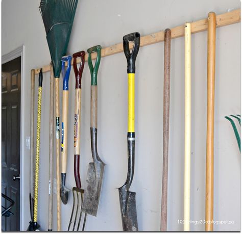 How to store your garden tools. The best, and cheapest, method for storing your garden tools. Garage organization. Tools In Garage, Clean Garden Tools, Garden Tool Box, Storing Garden Tools, Garden Tool Rack, Storage Shed Organization, Best Garden Tools, Garden Tool Organization, Tool Hangers