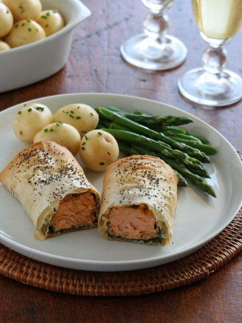 Creative Dinner Recipes, Filo Recipes, Filo Pastry Recipes, Creative Dinner, Pastry Rolls, Pastry Dinner, Salmon Dinner Recipes, Salmon Baked, Great Dinner Recipes