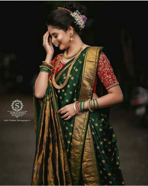 Navwari Look For Bride, Nauwari Sadi Blouse, Peshwai Blouse Design, 9 Vari Saree Look, Marathi Saree Poses Photoshoot Ideas, Navari Saree Marathi Bride Peshwai, Navvari Sadi Look Poses, Marathi Sadi Pose, Navri Saree Look