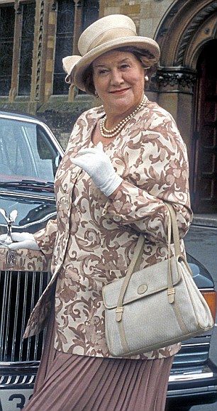 Patricia Routledge, Hyacinth Bucket, British Tv Comedies, British Sitcoms, British Tv Series, Keeping Up Appearances, British Comedy, Old Tv Shows, British Tv