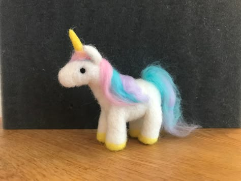 Needle Felt Unicorn, Needle Felting Unicorn, Felted Unicorn, Unicorn Tutorial, Unicorn Felt, Felting Crafts, Fuzzy Felt, Needle Felting Ideas, Wool Felt Projects