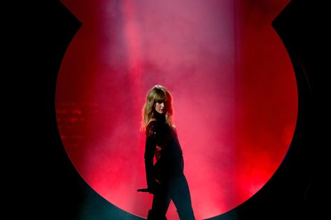 Taylor Swift Lit Up the AMAs With Her Fiery Performance, and It Felt So Good Taylor Swift Amas, Taylor Swift 2018, Bad Video, Photos Of Taylor Swift, Reputation Era, Taylor Swift Web, Swift Photo, Stadium Tour, Web Photos