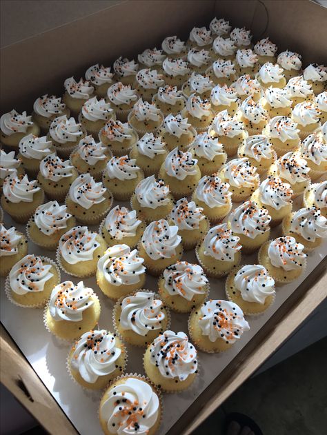 Mini Cupcakes Aesthetic, Cupcakes Aesthetic, Donat Glaze, Bake Sale Packaging, Halloween Sprinkles, Cupcake Decoration, Cupcake Cake Designs, Cupcake Flavors, Food Drinks Dessert