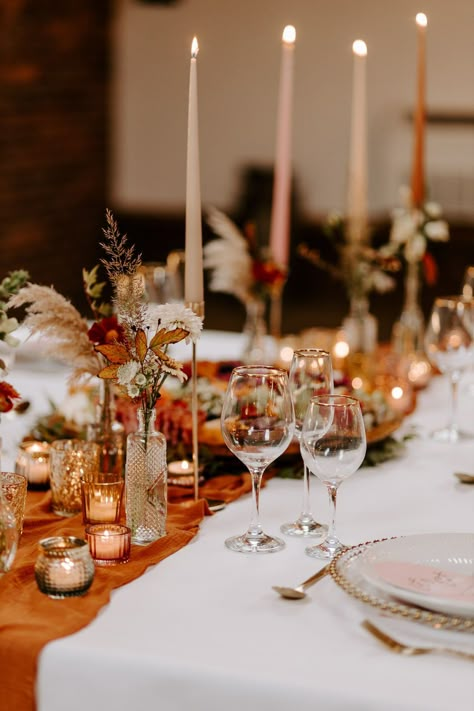 Centerpieces Wedding Autumn, Terracotta Flowers Wedding Table, Fall Wedding Outside Ideas, Rust Orange Table Decor, Autumn Wedding Top Table, Autumn Wedding Place Settings, Autumnal Wedding Table Decor, Wedding Decoration Autumn, Table Autumn Decoration