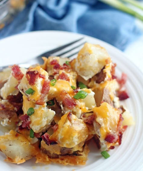 This Twice Baked Potato Casserole has all the delicious flavors of a twice baked potato, but in a quick and simple casserole form Using Leftover Mashed Potatoes, Potatoe Recipe, Bake Potato, Baked Red Potatoes, Twice Baked Potato Casserole, Potatoes Casserole, Loaded Baked Potato Casserole, Twice Baked Potato, Twice Baked Potatoes Casserole