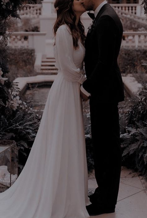 Bella And Edward Wedding, Bella Y Edward, Bella Wedding Dress, John Depp, Twilight Wedding, Vampire Twilight, Bella Wedding, Twilight Photos, Twilight Book