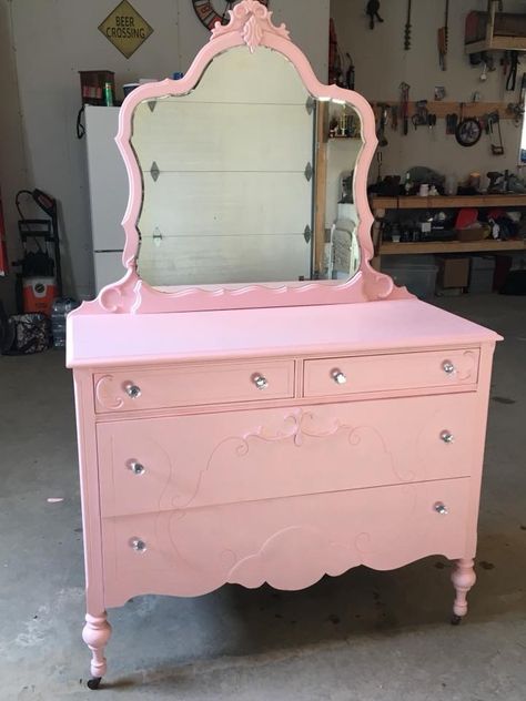 Pink Painted Furniture, Pink Girls Bedroom Decor, Couleur Rose Pastel, Pink Dresser, Pink Furniture, Cute Furniture, Purple Eyeshadow, Beauty Shoot, Funky Painted Furniture