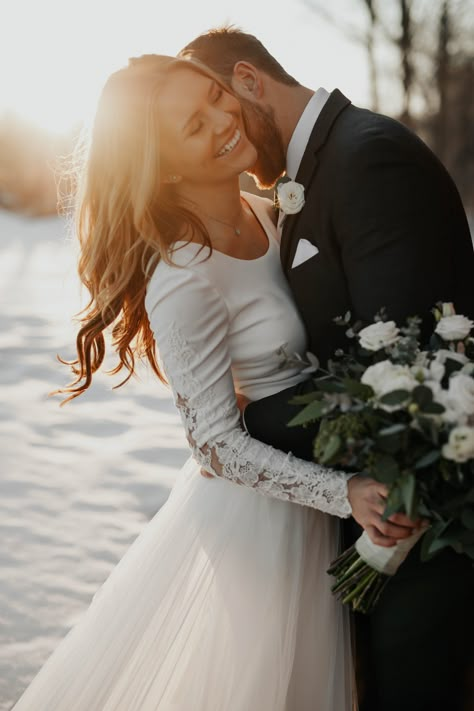 Winter Sunsets are everything! Winter Wedding Photoshoot, December Wedding Photos, Winter Wedding Poses, Winter Wedding Couple Photos, Winter Photoshoot Wedding, Wedding Photo Ideas Winter, Winter Wedding Picture Ideas, Wedding Photography Winter, Winter Wedding Portraits