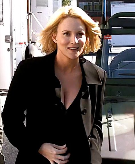 Laurel Holloman Art, Tina Kennard, Laurel Holloman, L Word, Jennifer Beals, The L Word, Mens Casual Dress Outfits, Inspiring Women, Mens Casual Dress