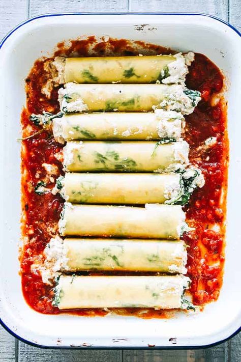 Cannelloni pasta tubes packed with a cheesy ricotta & chicken filling, topped with a creamy tomato sauce. Simple, super easy to make, and SO tasty! #cannelloni #pasta Pasta Manicotti, Chicken Cannelloni, Ricotta Chicken, Caneloni Recipe, Cannelloni Pasta, Ricotta Stuffed Chicken, Easy Steak Fajitas, Ricotta Spinach, Cannelloni Recipes