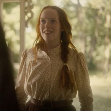 Anne Cuthbert, Anne With An E Wallpaper, One Braid, Anne Shirley Cuthbert, Anne Gilbert, Pretty Costume, Amybeth Mcnulty, Orphan Girl, Gilbert And Anne