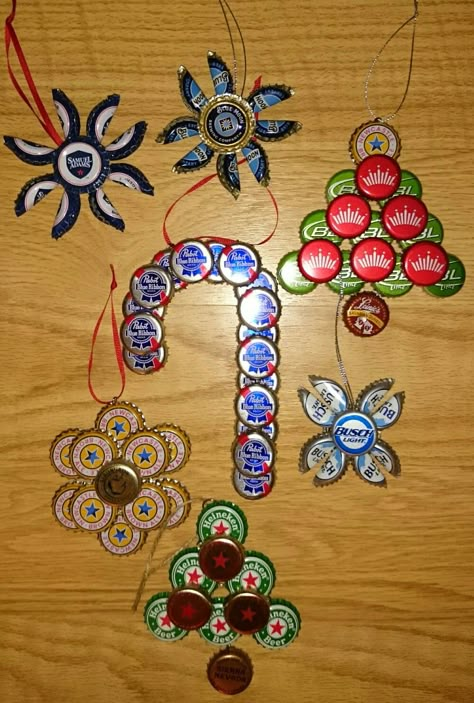 Beer Cap Xmas Ornaments Beer Cap Projects, Hannah House, Beer Bottle Cap Art, Beer Bottle Cap Crafts, Beer Crafts, Beer Bottle Crafts, Diy Bottle Cap Crafts, Beer Cap Art, Bottle Top Crafts