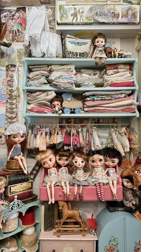 Doll Collection Display Ideas, Doll Collection Aesthetic, Doll Display Ideas, Doll Collection Room, Doll Collection Display, Homemade Sewing Kit, Bjd Collection Display, Blythe Display, Vintage Toy Display