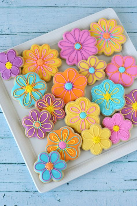 Pretty Decorated Flower Cookies (with recipes and how-to) - by Glorious Treats Colorful Cookies, Flower Sugar Cookies, Spring Cookies, Summer Cookies, Sugar Cookie Designs, Pretty Cookies, Fancy Cookies, Creative Cookies, Beautiful Cookies