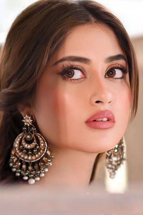 ❤️ Sajal Aly Hairstyles, Hairstyles On Pakistani Suits, Bridal Dresses Ideas, Pakistani Makeup Looks, Pakistani Makeup, Makup Looks, Eye Lens Colour, Dewy Makeup Look, Sajal Aly