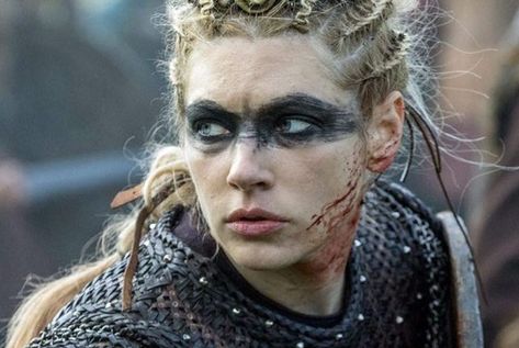 Glaring fiercely, focusing energy through the eyes. Maiden Makeup, Viking Makeup, Viking Shield Maiden, Vikings Halloween, Vikings Season, Gas Chainsaw, Cook Rice, Vikings Fan, Katheryn Winnick