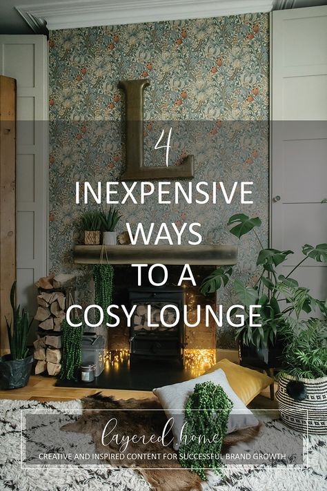 Lounge Decorating Ideas Cozy Living Rooms, Lounge Accessories Ideas, How To Make Your Lounge Cosy, Decorate Lounge Ideas, Comfortable Lounge Room, Lounge Styling Ideas, Snug Room Decor, Green Wallpaper Lounge, Relaxing Lounge Ideas