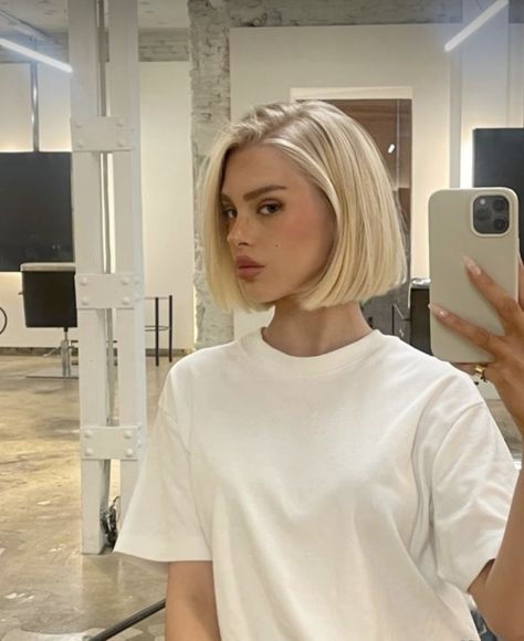 Blonde Bob Long Face, Platinum Blonde Bob Aesthetic, Blond Hair Short Styles, Short Blonde Hairstyles Women Over 50, Light Blonde Hair Short, Blonde Hair Short Cut, Blond Short Bob, Short Blonde Bobs Fine Hair, Short Bob Blonde Hair