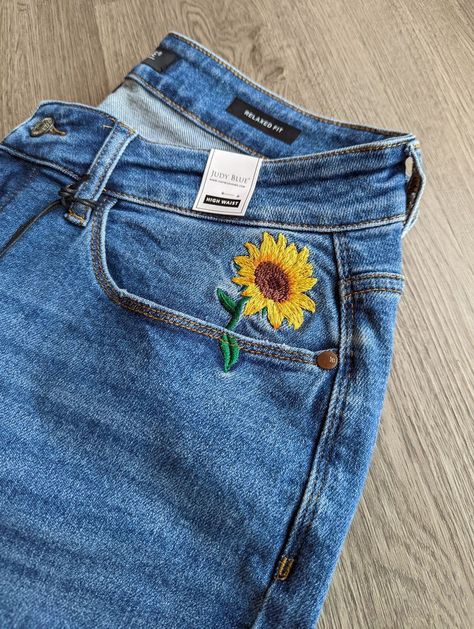 Jeans Upcycle, Embroidery Jeans Diy, Jean Pocket Designs, Sunflower Embroidery, Embroidery Pants, Jeans Ideas, Flower Jeans, Clothes Embroidery Diy, Pattern Outfits