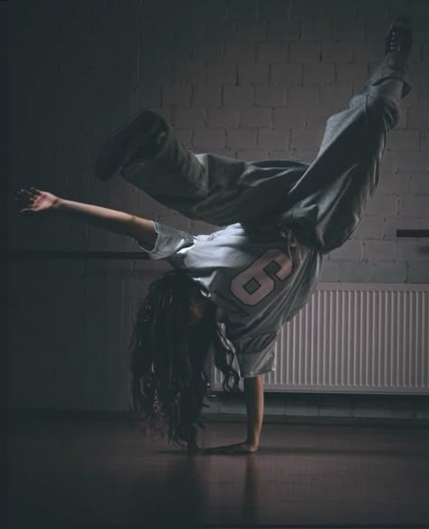 Dance Aesthetic Hip Pop, Back Up Dancer Aesthetic, Dance Photography Poses Hip Hop, Dancer Lifestyle Aesthetic Hip Hop, Pop Dance Aesthetic, Breakdancing Aesthetic, Hip Hop Dancing Aesthetic, Dancing Outfits Hip Hop, Dance Hip Hop Photo