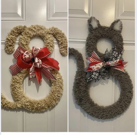 Dog Wreath Ideas, Pet Decorations, Dog Christmas Wreath, Crochet Wreaths, Christmas Reef, Picture Frame Wreath, Cat Wreath, Pet Wreath, Easy Diy Wreaths