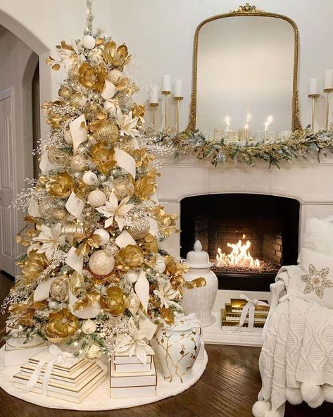 Glam Gold Christmas Living Room Decor via @thedecordiet Glam Christmas Tree, Elegant Christmas Tree Decorations, Christmas Elegant, Glam Christmas Decor, Gold Christmas Tree Decorations, Silver Christmas Decorations, Flocked Christmas Trees Decorated, Glam Christmas, Elegant Christmas Trees