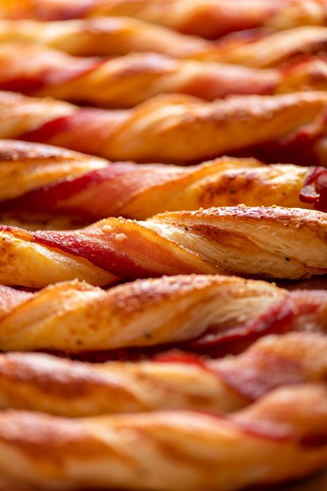 Herbed Cheesy Puff Pastry Bacon Straws / Flaky tender puff pastry gets all twisted up with cheese and bacon. Bacon Straws, Puff Pastry Bacon, Cheesy Puff Pastry, Bacon Puffs, Puff Pastry Recipes Savory, Puff Pastry Twists, Puff Pastries, Cheese Puff Pastry, Breakfast Platter