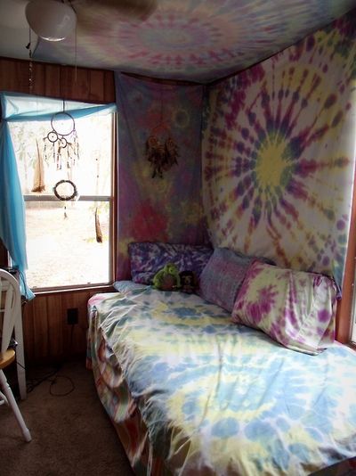 . Tie Dye Room Ideas Bedrooms, Diy Tie Dye Bedding, Relaxation Room Ideas, Tye Dye Bedding, Tie Dye Room, Tie Dye Bedspread, Tie Dye Tapestry Hippie Shop, Hippy Room, Sanctuary Bedroom