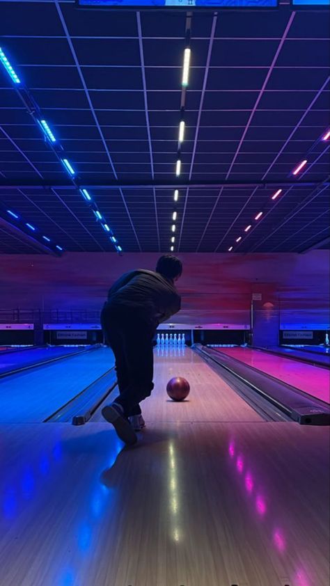 Thiam Airplanes, Bowling Picture Ideas, Aesthetic Bowling Pictures, Bowling Date Aesthetic, Boliche Aesthetic, Bowling Aesthetic Pictures, Couple Bowling, Bowling Alley Aesthetic, Bowling Pics