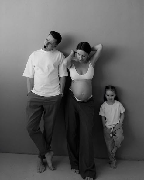 Editorial Family Maternity Shoot, Shay Mitchell Maternity Shoot, Maternity Trench Coat Outfit, Pregnant Family Photoshoot Studio, Family Photoshoot Pregnant, Modern Family Photos Shoot, Black And White Pregnancy Photos, Pregnancy Family Photoshoot, Edgy Maternity Shoot