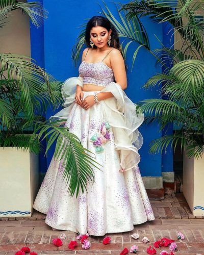 White lehenga and sequined work with ruffled dupatta for sangeet. See more on wedmegood.com #wedmegood #indianwedding #indianbride #white #outfitideas #outfitoftheday #outfit #bridallehenga #whitelehenga #bridallehengacholi #ruffled #ruffles #sequined Outfit Ideas Indian Wedding, Lehenga For Bridesmaid, Outfit Ideas Indian, Lehenga Inspiration, Bridesmaids Outfits, Suit Kurti, Inspiration Outfit Ideas, Ruffle Dupatta, Indian Wedding Gowns