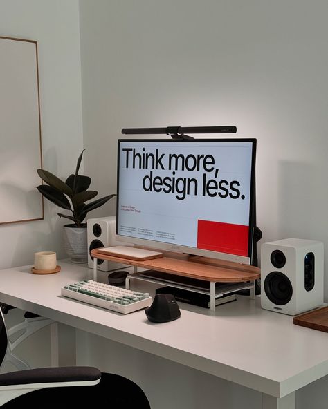 Monitor Set Up Home Office, Home Desktop Setup, Minimal Home Office Setup, Small Computer Desk Setup, Computer Set Up Aesthetic, Work Station Ideas, Minimalist Workstation, Graphic Designer Desk, Minimal Setup