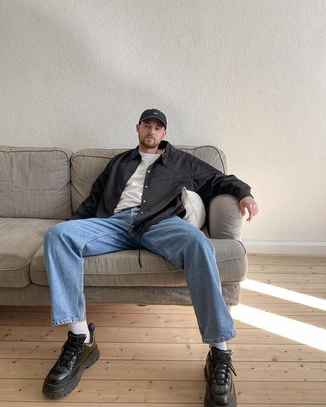 Minimal Outfit Casual, Air Force 1 Outfit Men, Minimal Outfit Summer, Light Jeans Outfit, Outfit Guys, Classic Fits, Air Force 1 Outfit, Leather Work Boots, Dad Sneakers