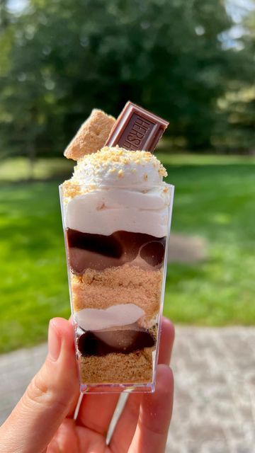 Dessert Shooters With Lids, S’mores Shooters, S’mores Dessert Cups, Layered Cake Cups, S’mores Parfait, Dessert Parfait Cups, Cake Parfait Cups, Cake In A Cup Ideas, Cake Cups Ideas