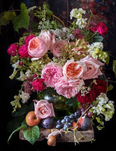 Floral Artists, Flowers And Fruit, Flower School, Still Lifes, Green Glass Vase, Painting Floral, New Roots, Flower Arranging, Floral Display