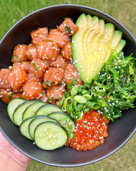 Ponzu Salmon, Salmon Poke Bowl Recipe, Japanese Salmon, Salmon Poke Bowl, Poke Bowl Recipe, Salmon Poke, Healthy Food Dishes, Healthy Food Motivation, Think Food