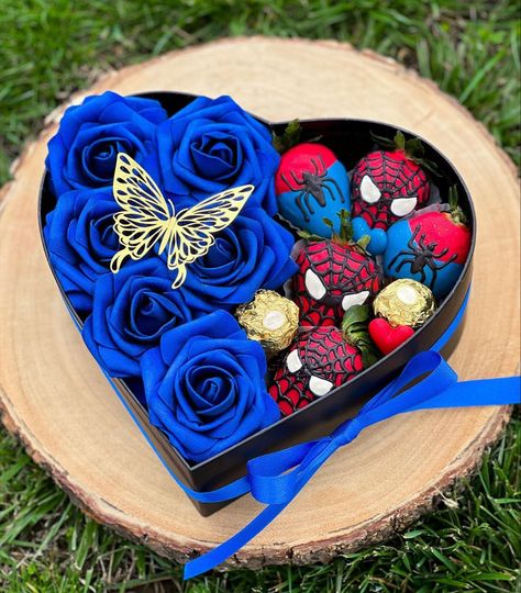 Spider Man Strawberries, Spider Man Theme, Bouquet Business, Roses Bouquet Gift, Man Bouquet, Ribbon Flowers Bouquet, Cute Anniversary Gifts, Chocolate Covered Strawberries Bouquet, Forever Roses