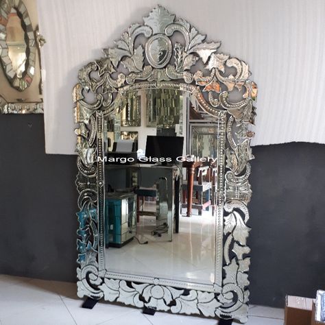 Antique Full Length Mirror, Venetian Glass Mirror, French Style Mirrors, Mirror Interior Design, Light Colored Furniture, Venetian Mirror, Mirror Style, French Mirror, Wooden Mirror