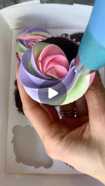 Keri Trbovich on Instagram Cupcake Icing Techniques, Baking Reference, How To Ice Cupcakes, Cupcake Frosting Techniques, Sugar Decorations For Cakes, Easy Cupcakes Decoration, Cupcake Piping, Rainbow Frosting, Cupcake Decorating Tips