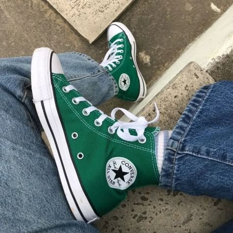 Green Converse Amazon Green Converse, Green All Star Outfit, Green Converse Outfits, Green Converse Aesthetic, Converse Verdes, Green Converse Outfit, Converse Haute, Zapatillas All Star, Colored Converse