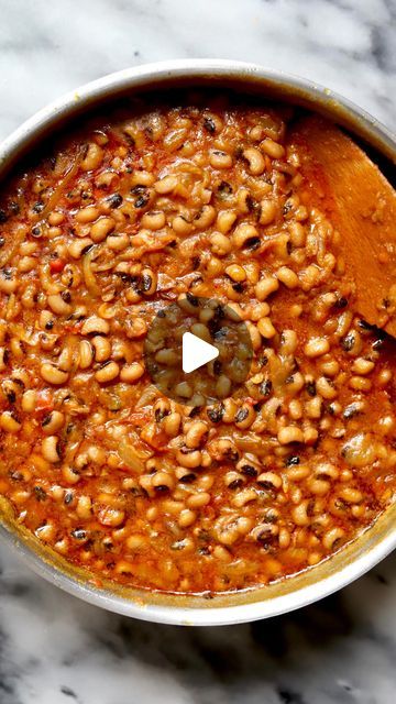 Travelandmunchies on Instagram: "Ghana bean stew! ❤️ Yes, there is bean stew in every corner of the world and black eyed peas are extremely popular. This is just how I make it for myself as a Ghanaian. 🇬🇭 Typically, Ghanaians eat it with fried plantain but in this video I have showed some of my other two favourite ways to enjoy it white rice and boiled ripe plantain. This video is by popular demand. After posting kaklo and beans, I got at least a 100 comments asking for the bean stew recipe. I make it differently every time I cook it because the truth is, I don’t measure. The general ratio of ingredients can be found below. This was a bigger batch, about a serving for 6 so feel free to halve the recipe. Recipe 2 cups of dried black eyed peas - soaked overnight and cooked until tender 3/4 Ghanaian Beans Stew, Black Eye Bean Recipes, Black Eyed Beans Recipe, African Beans Recipe, Dried Black Eyed Peas, Unripe Plantain, How To Make Beans, Blackeyed Peas, Fried Plantain