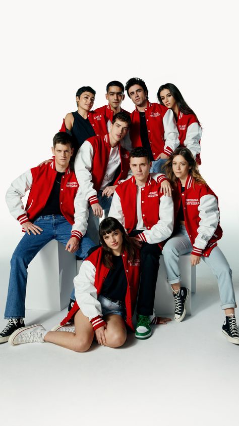 Elite Aesthetics, Yearbook Photoshoot, Group Photo Poses, Carla Diaz, Arón Piper, Elite Squad, Group Poses, Movie Pic, Studio Photography Poses