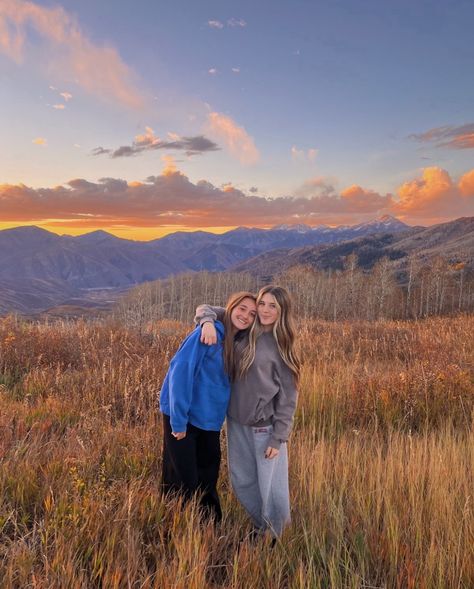 Pictures On Mountains, Fall Photoshoot Mountains, Fall Bsf Pics, Fall Photos Instagram, Friend Hiking Pictures, Outdoor Pictures Ideas, Best Friend Trip Aesthetic, Fall Mountain Pictures, Friend Travel Pictures