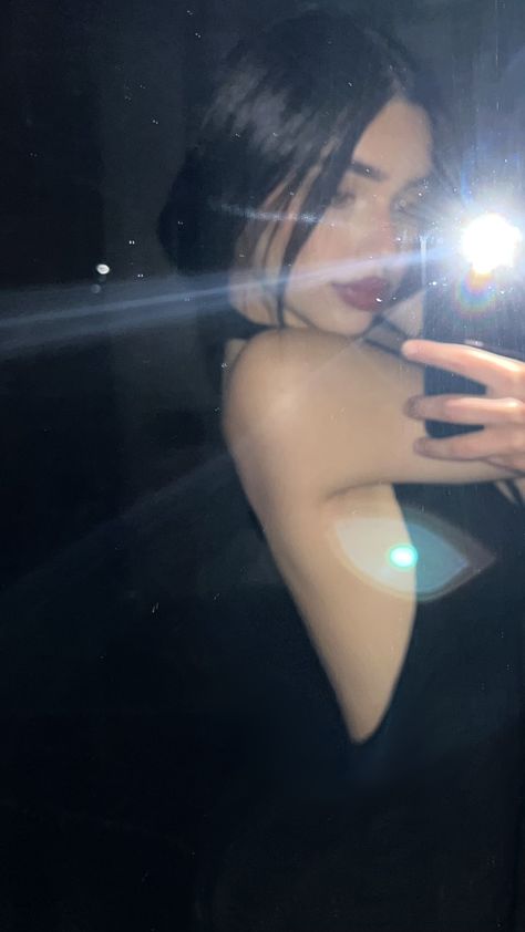 mirror pic Dark Mirror Pics, Night Mirror Selfie, Back Mirror Selfie, Vsco Pics, Dark Mirror, Vsco Pictures, Inspo Pictures, Flash Photo, Mirror Photo