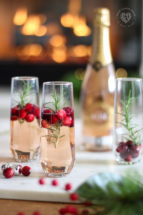 Christmas Sparkling Rosé & Delicious Appetizer Idea #ChristmasDrinks #ChristmasCocktails #ChristmasAppetizers #ChristmasPartyIdeas The Ronettes, Winter Drink, Sparkling Christmas, Rosé Christmas, Christmas Drink, Sparkling Rose, Smart School, Holiday Drink, Christmas Cocktail