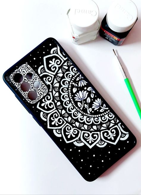 Black and white Mandzla art phone cover design Mandala Art On Phone Cover, Mobile Cover Drawing, Art On Phone Cover, Cute Mobile Cover Painting, Phone Cover Drawing Ideas, Aesthetic Phone Covers Diy, Phone Cover Painting Ideas, Mandala Phone Cover, Mobile Cover Painting Ideas