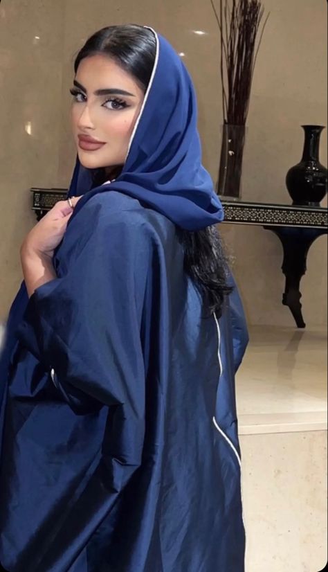 Blouse Outfit Casual, Easy Photography Ideas, Backgrounds Girly, Arabian Women, Artsy Photos, Arabian Beauty, Winter Fashion Outfits Casual, Arab Beauty, Mode Abaya