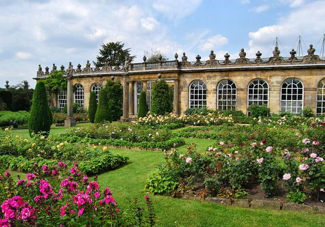 English Estate Gardens, The Duchess Of Devonshire, English Houses, Chatsworth House, Estate Garden, Palace Garden, Location Inspiration, Fantasy Setting, Stately Home